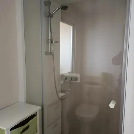 Confortable Pres De Avec Piscine Partagee